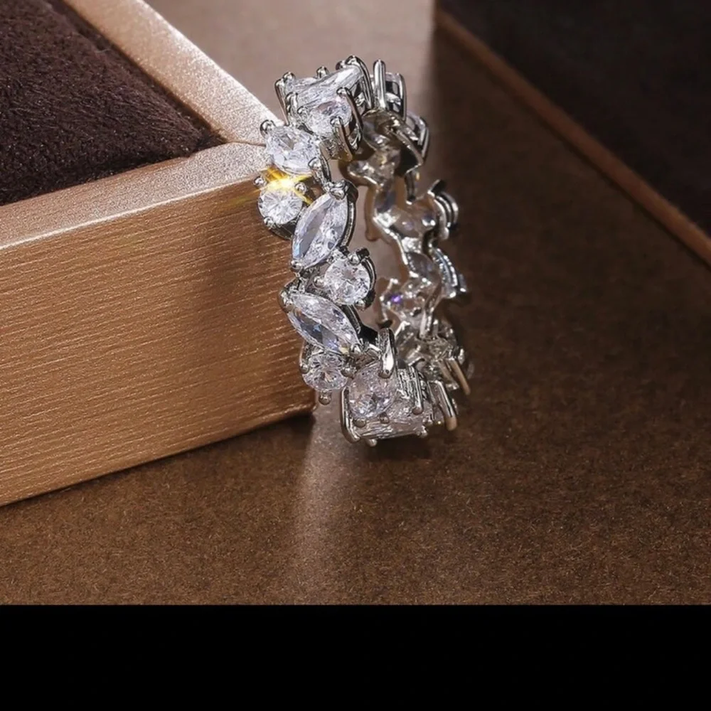 Gorgeous swarovski elements olive branch ring size 8